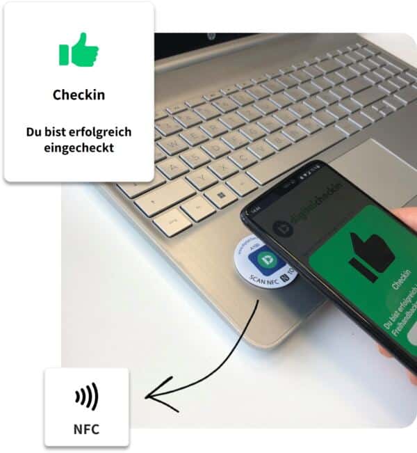 Person checkt ein per NFC-Scan